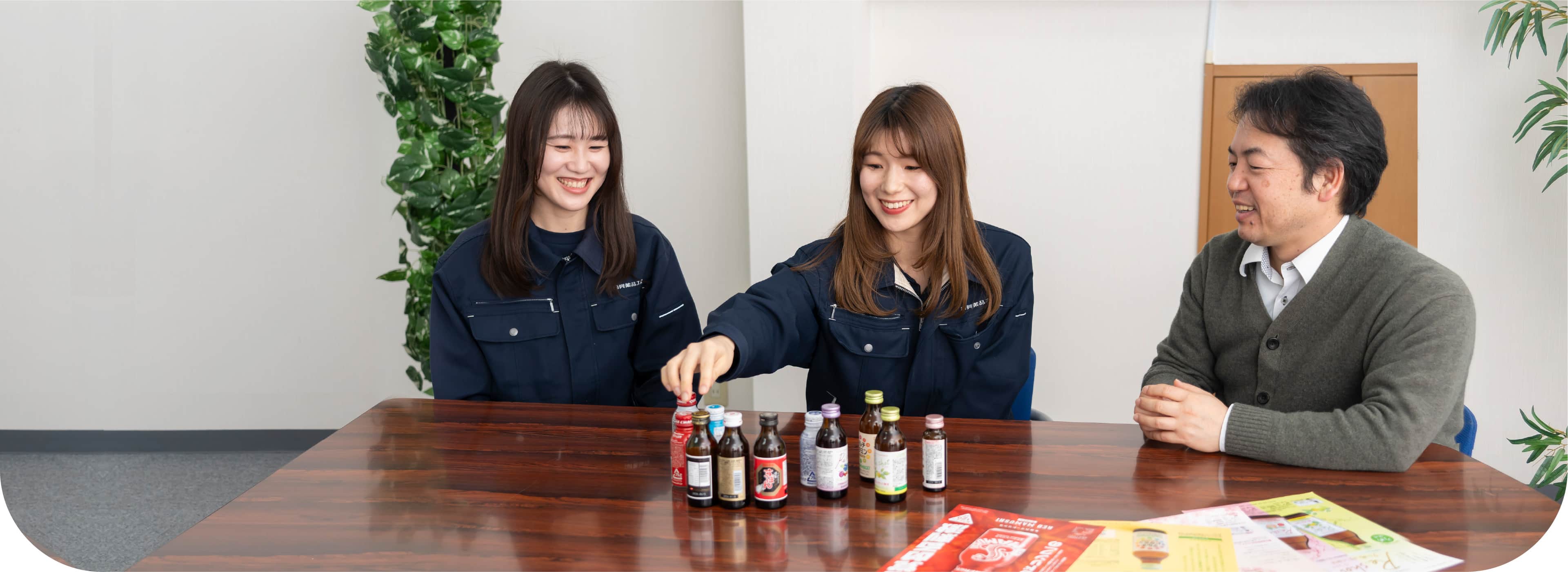 商品を見つめる3人