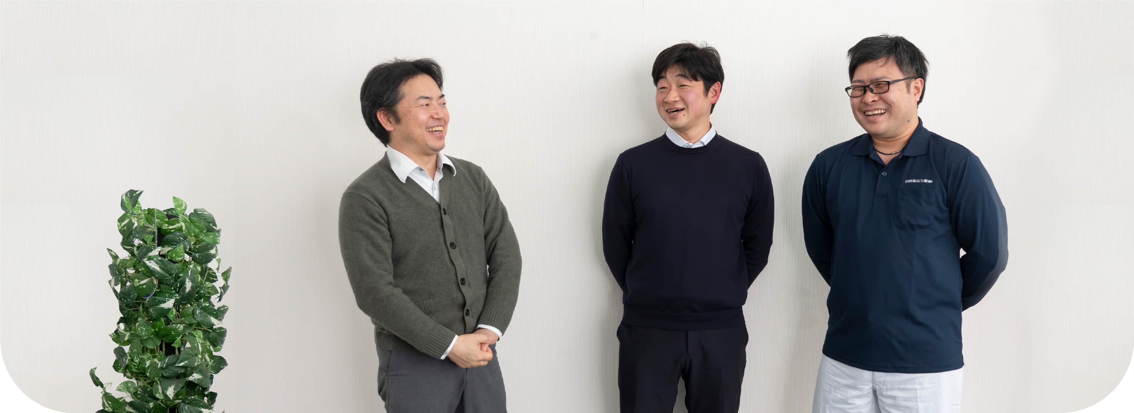 横一列に並ぶ3人の男性