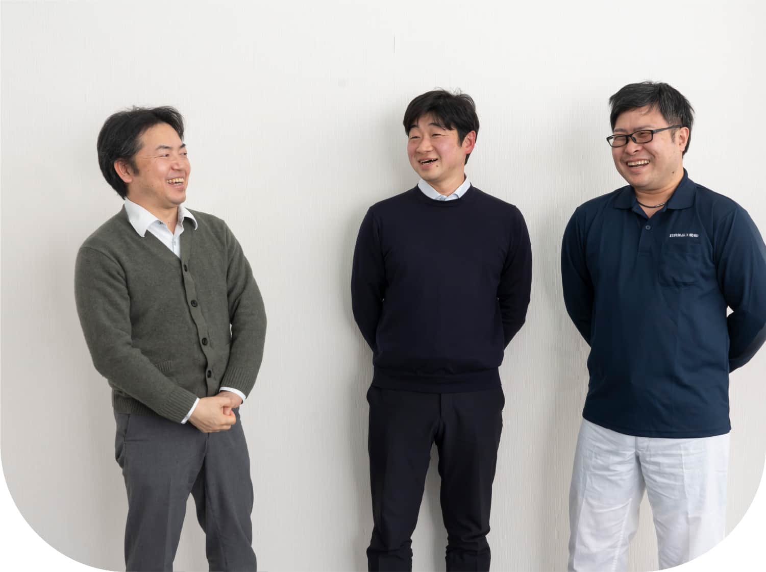 横一列に並ぶ3人の男性